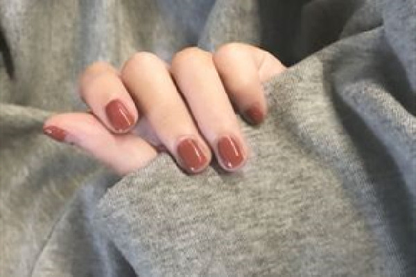 指甲油用酒精能擦掉嗎 指甲油用什么才能洗得掉 指甲油用酒精能擦掉嗎 指甲油用什么才能洗得掉