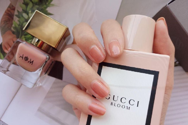 指甲油買什么牌子的好 指甲油買可撕拉的好還是不可撕拉的好 指甲油買什么牌子的好 指甲油買可撕拉的好還是不可撕拉的好