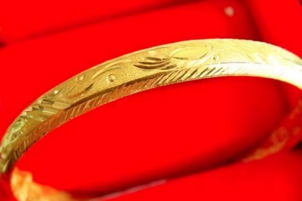 金手鐲戴在哪個手上比較好 金手鐲戴多重的比較好 金手鐲戴在哪個手上比較好 金手鐲戴多重的比較好