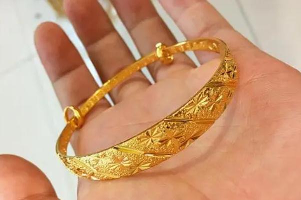 金手鐲戴在哪個手上比較好 金手鐲戴多重的比較好 金手鐲戴在哪個手上比較好 金手鐲戴多重的比較好