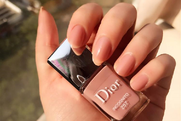 指甲油買什么牌子的好 指甲油買可撕拉的好還是不可撕拉的好 指甲油買什么牌子的好 指甲油買可撕拉的好還是不可撕拉的好