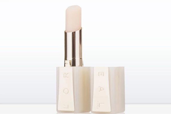 潤(rùn)唇膏是否要卸妝 潤(rùn)唇膏可以用來卸妝嗎 潤(rùn)唇膏是否要卸妝 潤(rùn)唇膏可以用來卸妝嗎