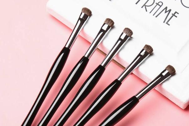 眼影刷是動物毛好還是人造纖維好 新買的眼影刷要洗了再用嗎 眼影刷是動物毛好還是人造纖維好 新買的眼影刷要洗了再用嗎