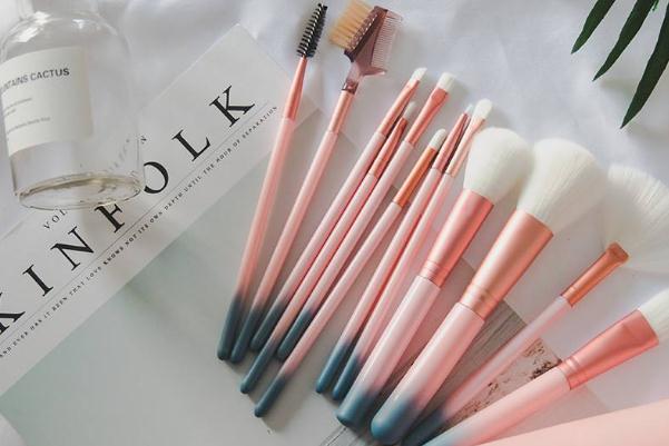 眼影刷有保質(zhì)期嗎 眼影刷可以當(dāng)遮瑕刷嗎 眼影刷有保質(zhì)期嗎 眼影刷可以當(dāng)遮瑕刷嗎