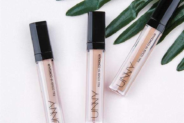 遮瑕液和粉底哪個(gè)先用 遮瑕液在化妝的哪個(gè)步驟 遮瑕液和粉底哪個(gè)先用 遮瑕液在化妝的哪個(gè)步驟