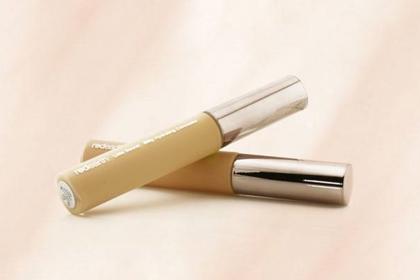 遮瑕液和粉底哪個(gè)先用 遮瑕液在化妝的哪個(gè)步驟 遮瑕液和粉底哪個(gè)先用 遮瑕液在化妝的哪個(gè)步驟