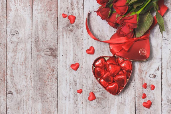 情人節(jié)要是見(jiàn)不到面怎么辦 情人節(jié)送男朋友什么禮物合適