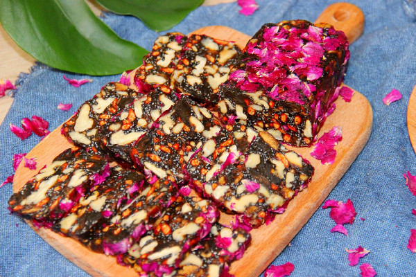 桃花姬阿膠糕適合老人吃嗎 桃花姬阿膠糕可以補(bǔ)氣血嗎 桃花姬阿膠糕適合老人吃嗎 桃花姬阿膠糕可以補(bǔ)氣血嗎