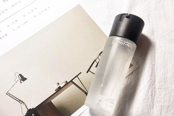 定妝噴霧是在粉底液后用嗎 定妝噴霧能噴在粉底液上嗎 定妝噴霧是在粉底液后用嗎 定妝噴霧能噴在粉底液上嗎