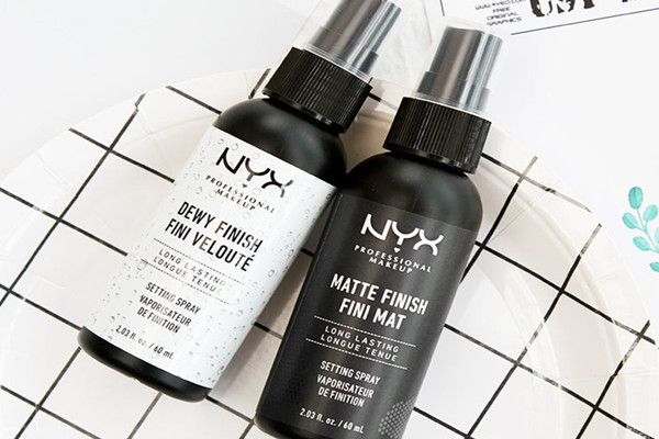 定妝噴霧是在粉底液后用嗎 定妝噴霧能噴在粉底液上嗎 定妝噴霧是在粉底液后用嗎 定妝噴霧能噴在粉底液上嗎