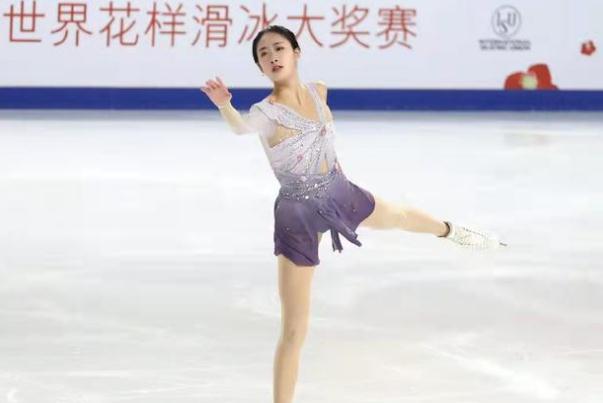 滑冰是奧運會項目嗎 陳虹伊什剎?；懒?></p><h3>滑冰是哪個國家發(fā)明的</h3><p>輪式溜冰的歷史大概始于18世紀，比冰上溜冰的歷史年輕很多。第一雙輪式溜冰鞋出現(xiàn)在1760年。1863年，美國紐約的普林普頓發(fā)明了四輪溜冰鞋，使輪式溜冰運動真正風行起來。冰上溜冰大約在兩千年前起源于北歐斯堪的納維亞半島冰凍的河川或湖泊上，當?shù)氐娜税褎游锕趋滥テ?，把其中較小的用皮帶綁在腳上滑行，而把較大的做成雪橇來滑雪?，F(xiàn)在流行的溜冰鞋是1870年由美國著名的花式溜冰家海恩斯發(fā)明的。這種不銹鋼冰刀一出現(xiàn)，使溜冰者更能隨心所欲地表現(xiàn)，花式溜冰的技巧也就越來越復(fù)雜，溜冰俱樂部也如雨后春筍般地出現(xiàn)。同時，這種溜冰鞋減少了鞋底在冰上的磨擦，因而速度溜冰也隨之興起。第一個以運動娛樂為主要目的的溜冰俱樂部1742年在蘇格蘭愛丁堡成立。</p><p style=