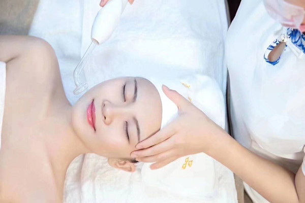 去角質(zhì)是早上好還是晚上好 去角質(zhì)是直接往臉上涂嗎 去角質(zhì)是早上好還是晚上好 去角質(zhì)是直接往臉上涂嗎