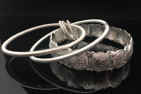 銀飾可以戴著睡覺(jué)嗎 銀飾可以祛濕排毒嗎 銀飾可以戴著睡覺(jué)嗎 銀飾可以祛濕排毒嗎