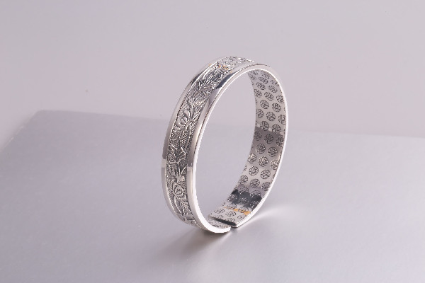 銀飾是不是越戴越亮 銀飾怎么戴不會(huì)變黑 銀飾是不是越戴越亮 銀飾怎么戴不會(huì)變黑