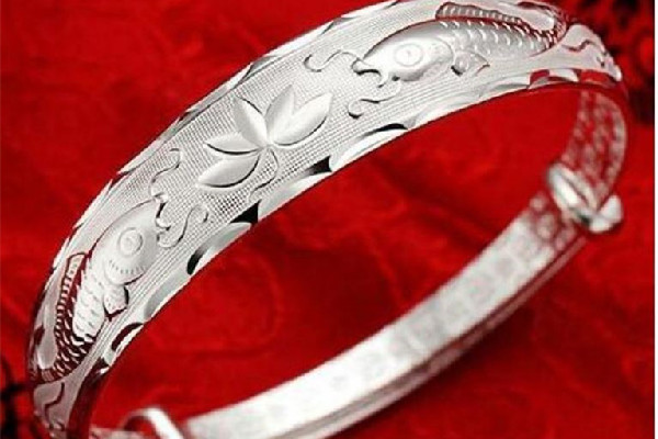 999銀的價格多少錢一克 999銀和純銀的區(qū)別 999銀的價格多少錢一克 999銀和純銀的區(qū)別