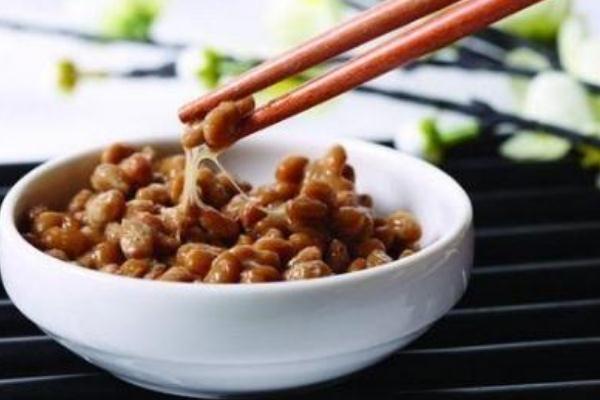 納豆要加醬油嗎 納豆需要放什么調(diào)料 納豆要加醬油嗎 納豆需要放什么調(diào)料