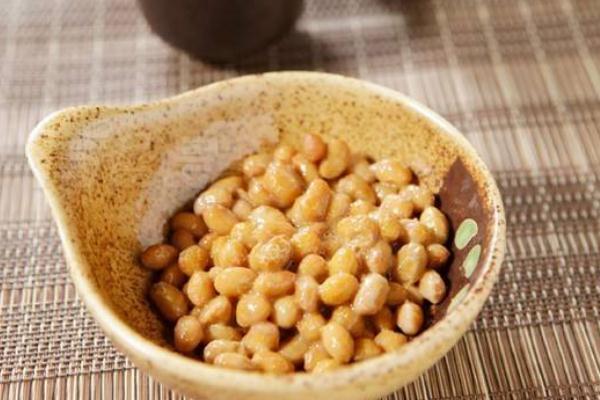 納豆要加醬油嗎 納豆需要放什么調(diào)料 納豆要加醬油嗎 納豆需要放什么調(diào)料