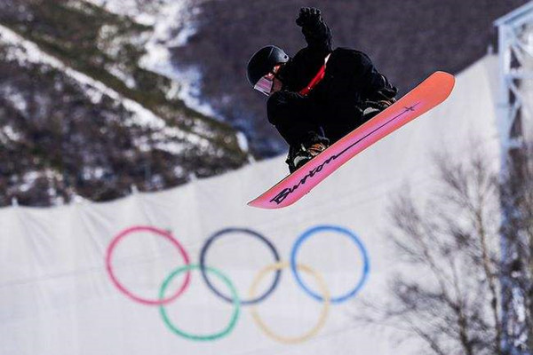 蘇翊鳴獲冬奧銀牌 蘇翊鳴奧運(yùn)場上首個(gè)1800