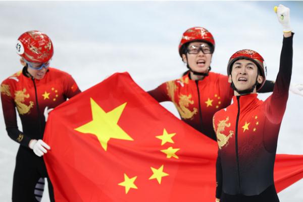 任子威領(lǐng)獎(jiǎng)臺上手指國旗太戳了 短道速滑有多危險(xiǎn)