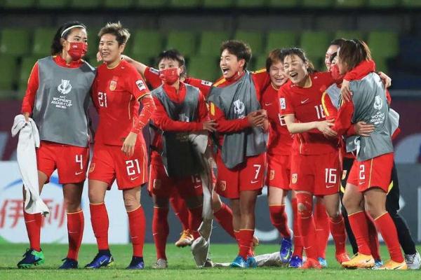 “退錢哥”唱鏗鏘玫瑰祝女足奪冠 中國女足隊員月薪真的只有幾千 “退錢哥”唱鏗鏘玫瑰祝女足奪冠 中國女足隊員月薪真的只有幾千