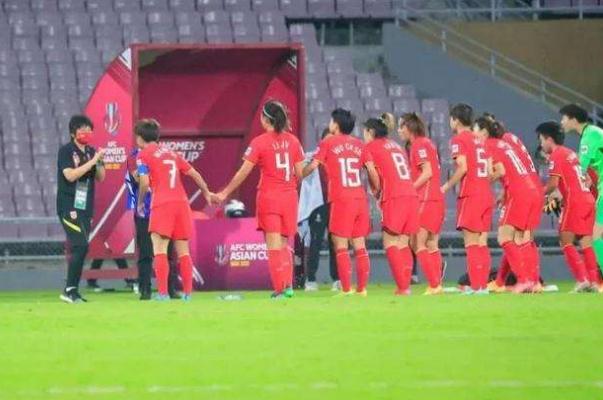 “退錢哥”唱鏗鏘玫瑰祝女足奪冠 中國女足隊員月薪真的只有幾千 “退錢哥”唱鏗鏘玫瑰祝女足奪冠 中國女足隊員月薪真的只有幾千