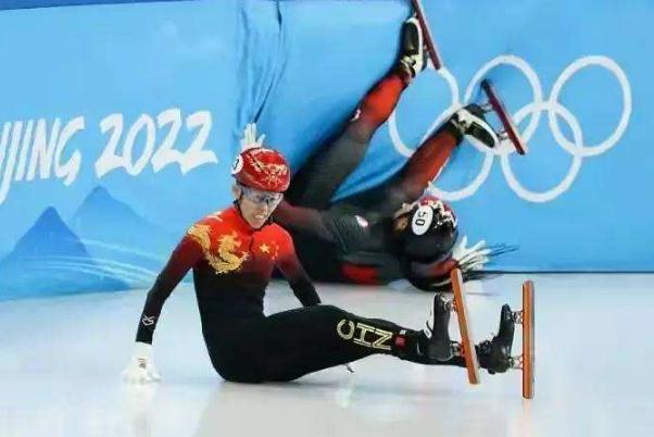 看短道速滑太需要強心臟了 短道速滑對運動員的力量素質(zhì)要求 看短道速滑太需要強心臟了 短道速滑對運動員的力量素質(zhì)要求