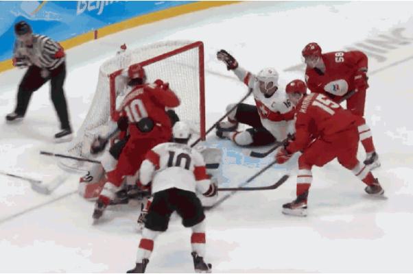 俄羅斯瑞士冰球場干架裁判遭誤傷 冰球比賽可以打架嗎 俄羅斯瑞士冰球場干架裁判遭誤傷 冰球比賽可以打架嗎