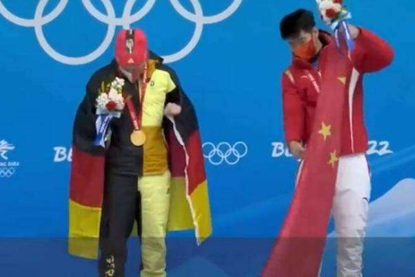 閆文港領(lǐng)獎(jiǎng)時(shí)反復(fù)確認(rèn)國旗是正面的 鋼架雪車最高時(shí)速多少 閆文港領(lǐng)獎(jiǎng)時(shí)反復(fù)確認(rèn)國旗是正面的 鋼架雪車最高時(shí)速多少