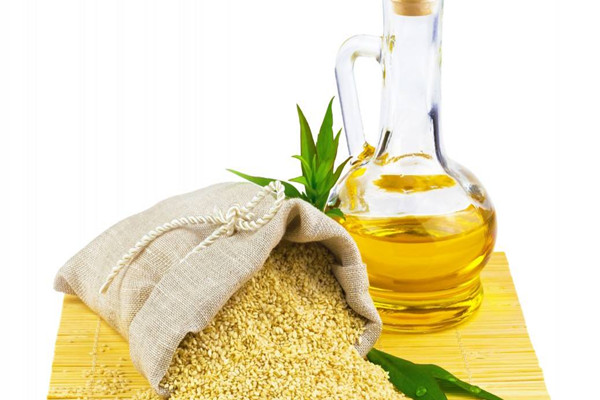 花生油生榨好還是熟榨好 花生油有沉淀物還能吃嗎 花生油生榨好還是熟榨好 花生油有沉淀物還能吃嗎