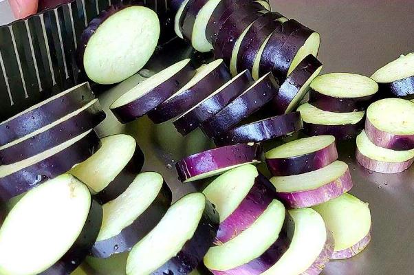 茄子對(duì)胃有好處嗎 茄子對(duì)眼睛有害嗎 茄子對(duì)胃有好處嗎 茄子對(duì)眼睛有害嗎