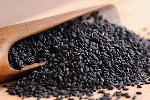 黑芝麻能不能生吃 黑芝麻生吃有什么功效 黑芝麻能不能生吃 黑芝麻生吃有什么功效