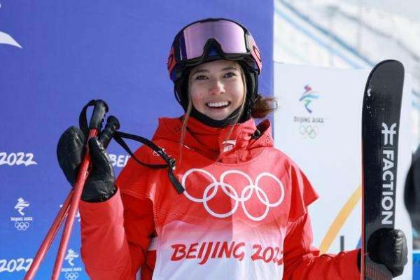 谷愛凌輕松晉級U型場地技巧決賽 滑雪過程中為什么要碰旗門 谷愛凌輕松晉級U型場地技巧決賽 滑雪過程中為什么要碰旗門