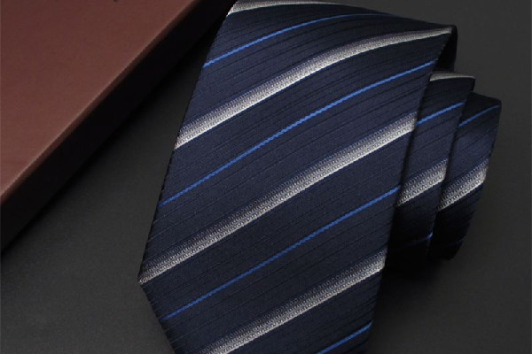 領(lǐng)帶的正確打法 領(lǐng)帶打多長為標(biāo)準(zhǔn) 領(lǐng)帶的正確打法 領(lǐng)帶打多長為標(biāo)準(zhǔn)