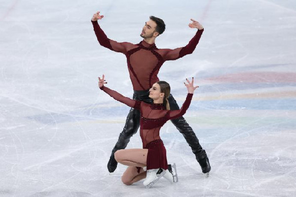 瓦利耶娃是故意摔倒嗎 花樣滑冰摔倒正常嗎 瓦利耶娃是故意摔倒嗎 花樣滑冰摔倒正常嗎