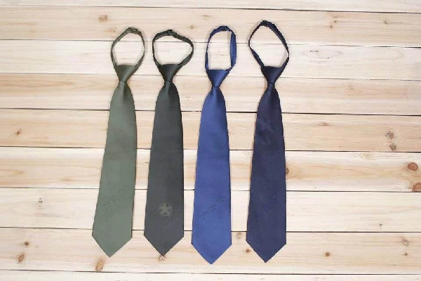 領(lǐng)帶要放進(jìn)馬甲里嗎 領(lǐng)帶放在襯衫哪里 領(lǐng)帶要放進(jìn)馬甲里嗎 領(lǐng)帶放在襯衫哪里