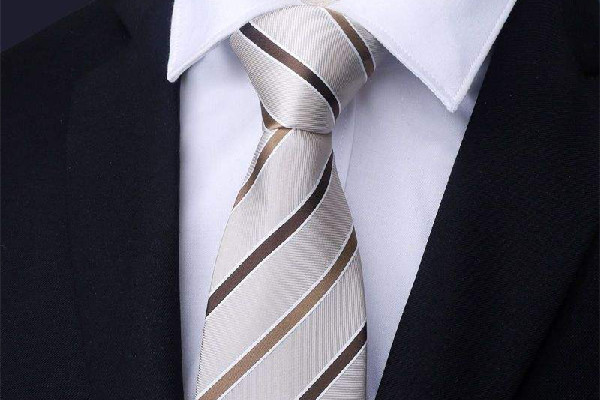 領(lǐng)帶是哪個(gè)國(guó)家發(fā)明的 領(lǐng)帶有什么用處 領(lǐng)帶是哪個(gè)國(guó)家發(fā)明的 領(lǐng)帶有什么用處