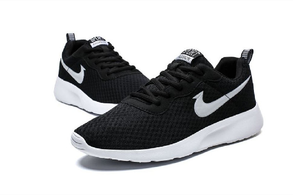 運動鞋是買大一碼還是小一碼 運動鞋買小了有點頂腳怎么辦 運動鞋是買大一碼還是小一碼 運動鞋買小了有點頂腳怎么辦