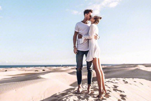 親嘴為什么要伸舌頭 親嘴是先張嘴還是先伸舌頭 親嘴為什么要伸舌頭 親嘴是先張嘴還是先伸舌頭