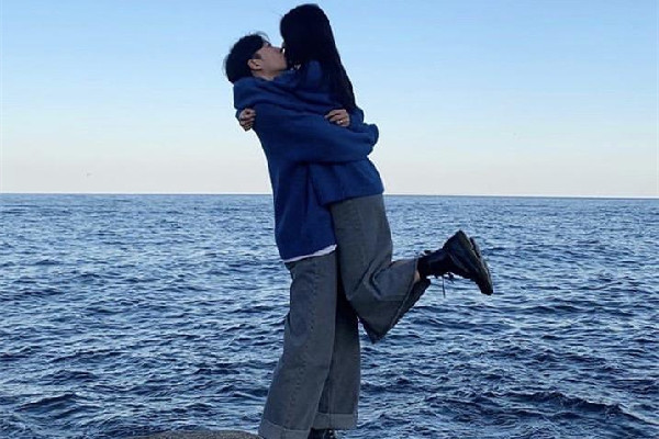 親嘴為什么要伸舌頭 親嘴是先張嘴還是先伸舌頭 親嘴為什么要伸舌頭 親嘴是先張嘴還是先伸舌頭