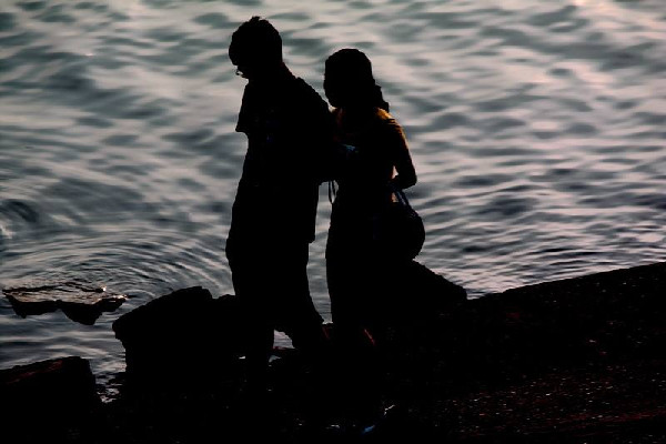 接吻一直伸舌頭的男生是什么性格 接吻時男生手不老實正常嗎 接吻一直伸舌頭的男生是什么性格 接吻時男生手不老實正常嗎