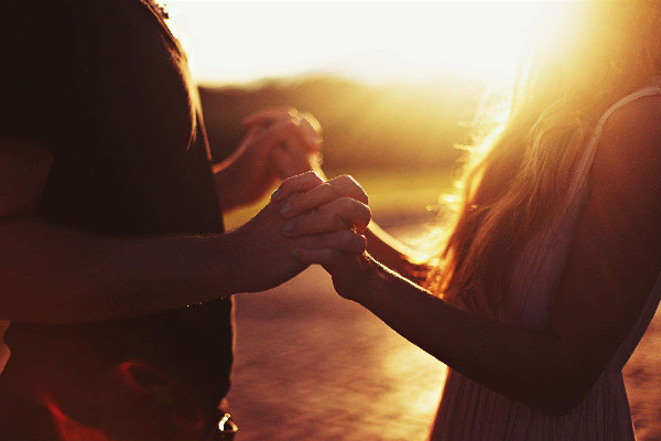 接吻一直伸舌頭的男生是什么性格 接吻時男生手不老實正常嗎 接吻一直伸舌頭的男生是什么性格 接吻時男生手不老實正常嗎