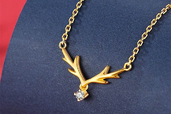 金項(xiàng)鏈可以戴著洗澡嗎 金項(xiàng)鏈每天晚上都要摘下來嗎