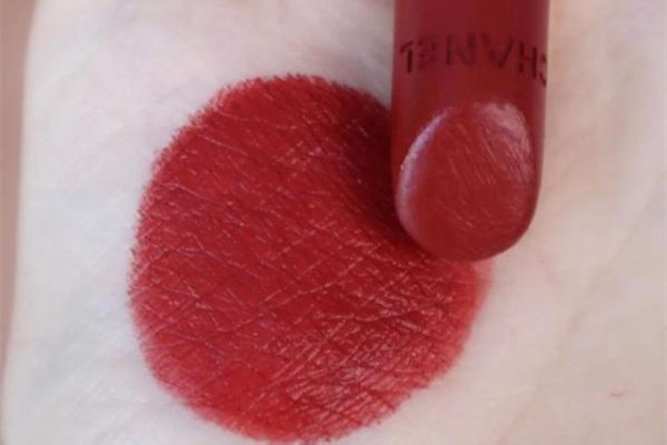 香奈兒口紅最火色號(hào) 香奈兒口紅138號(hào)是什么顏色 香奈兒口紅最火色號(hào) 香奈兒口紅138號(hào)是什么顏色