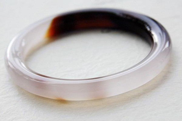 瑪瑙手鐲可以戴在右手嗎 瑪瑙手鐲怎么養(yǎng)才能透