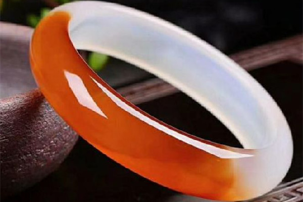 瑪瑙手鐲和玉髓手鐲的區(qū)別 瑪瑙手鐲怎么看好壞 瑪瑙手鐲和玉髓手鐲的區(qū)別 瑪瑙手鐲怎么看好壞