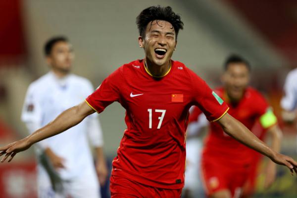 委員提議中國(guó)足球?qū)嵭胁筷?duì)制管理 中國(guó)足球?yàn)槭裁床恍? alt=