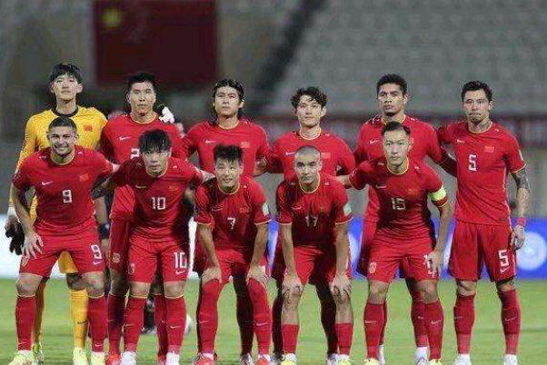 委員提議中國(guó)足球?qū)嵭胁筷?duì)制管理 中國(guó)足球?yàn)槭裁床恍? alt=