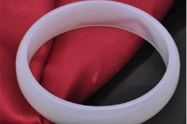 瑪瑙手鐲戴哪只手比較好 瑪瑙手鐲戴著變色了是怎么回事 瑪瑙手鐲戴哪只手比較好 瑪瑙手鐲戴著變色了是怎么回事