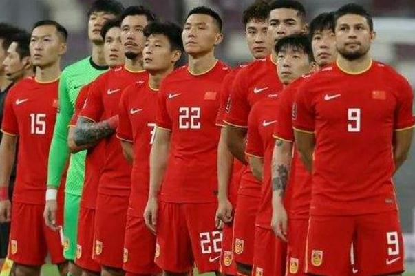 委員提議中國(guó)足球?qū)嵭胁筷?duì)制管理 中國(guó)足球?yàn)槭裁床恍? alt=