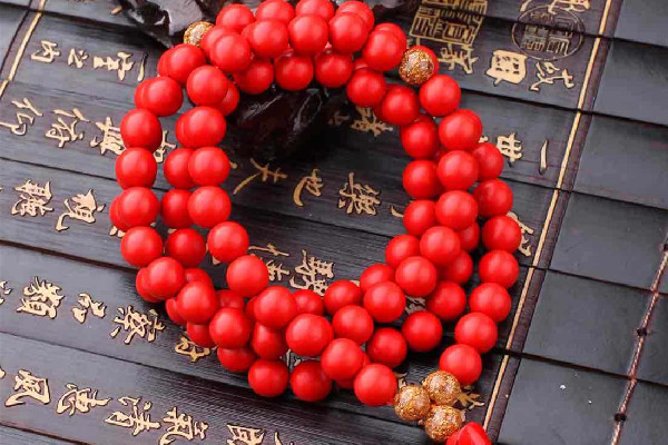 朱砂戴左手還是右手 朱砂本命年可以戴嗎 朱砂戴左手還是右手 朱砂本命年可以戴嗎